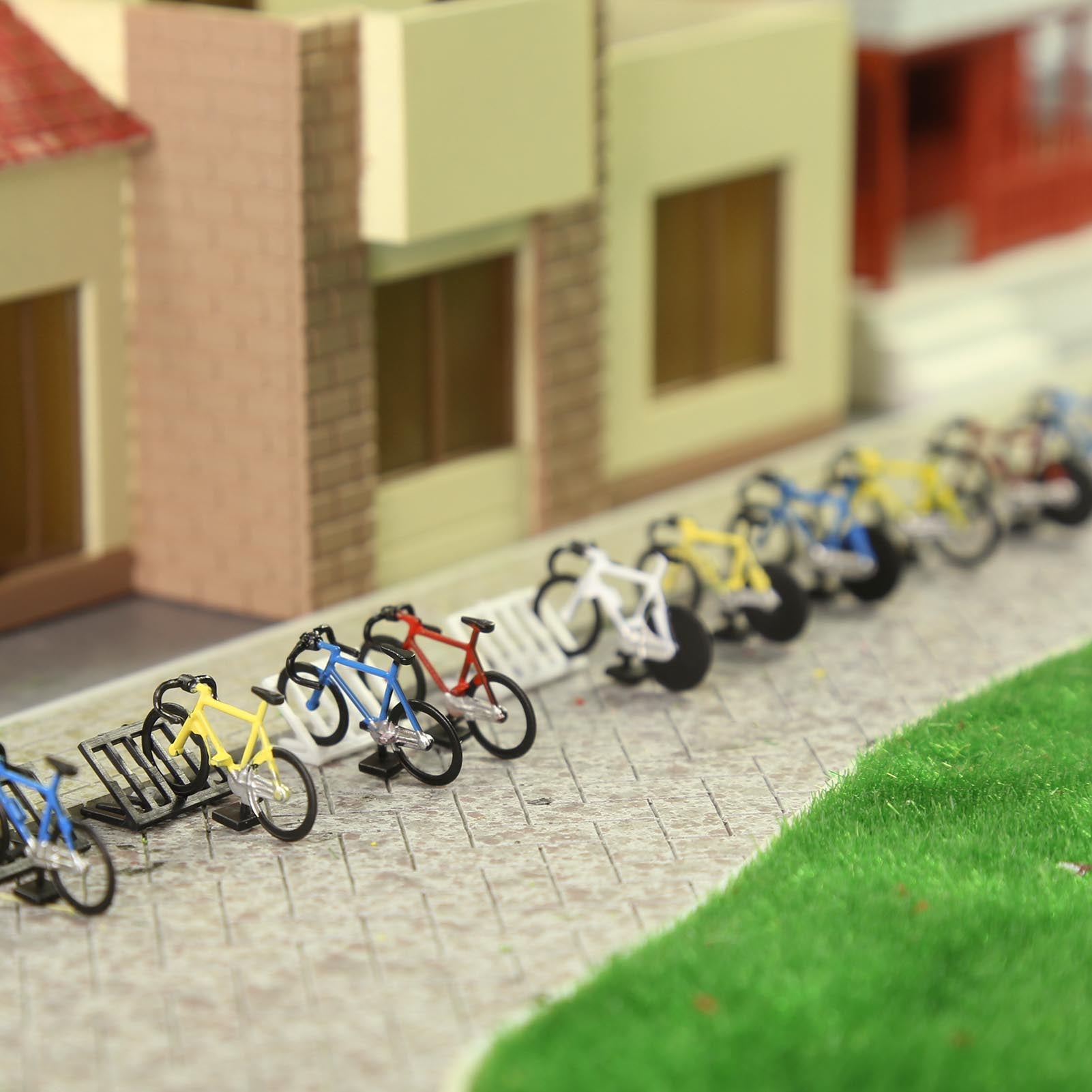 C8702 20pcs Bikes and 4pcs Parking Racks HO Scale 1:87 Bicycles Model Trains Layout