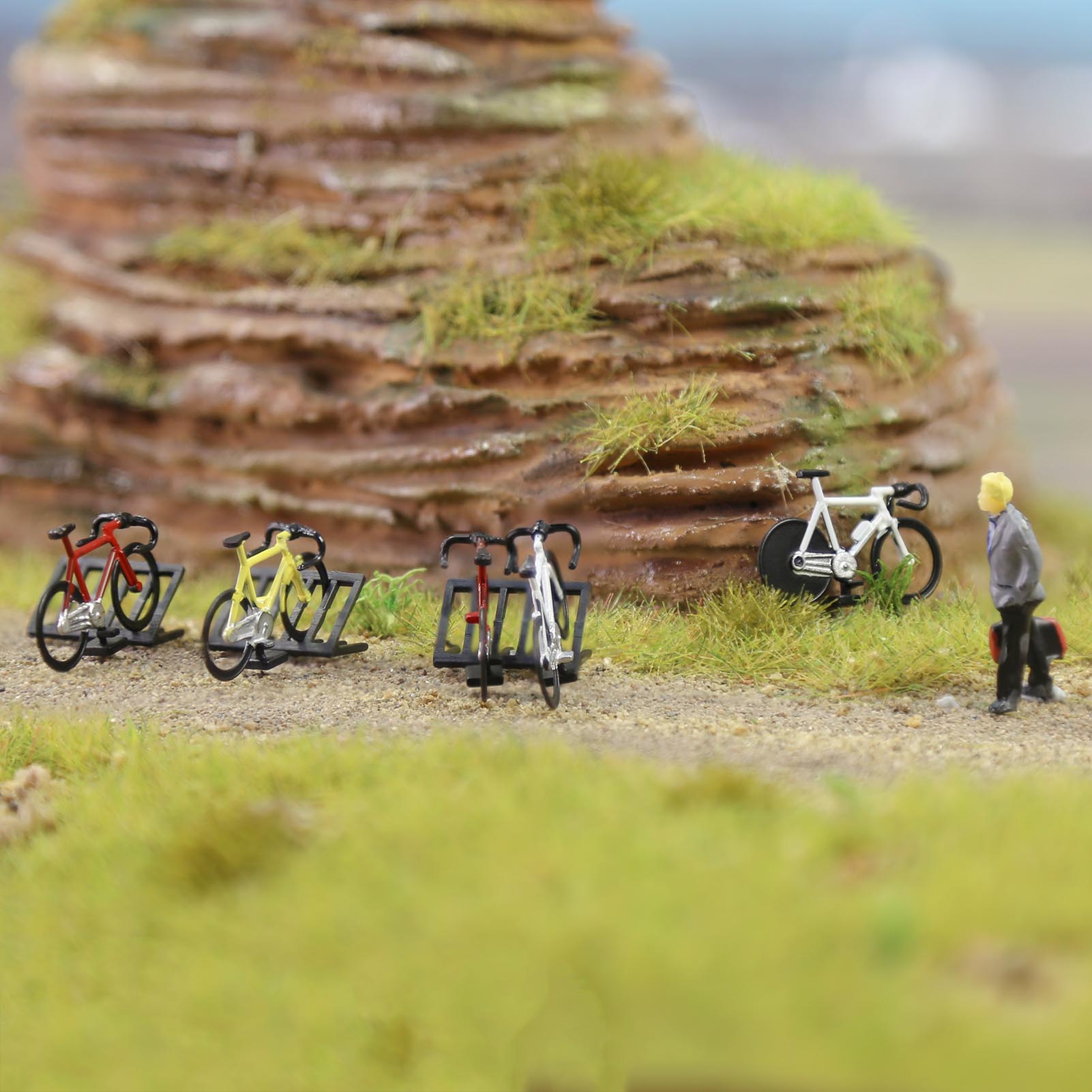 C8702 20pcs Bikes and 4pcs Parking Racks HO Scale 1:87 Bicycles Model Trains Layout