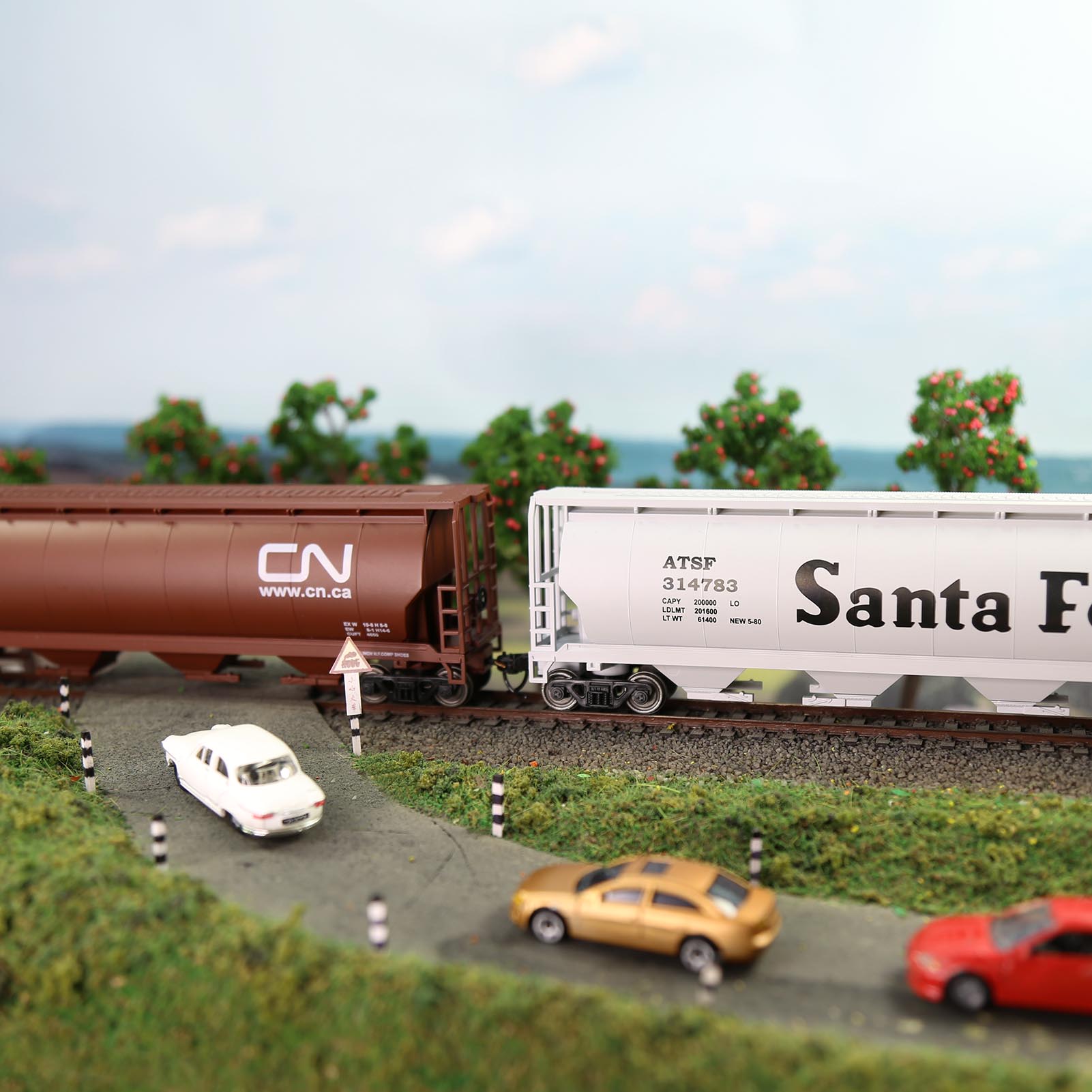 C8744 1 Piece HO Scale 1:87 Cylindrical Covered Grain Hopper Car Rolling Stock