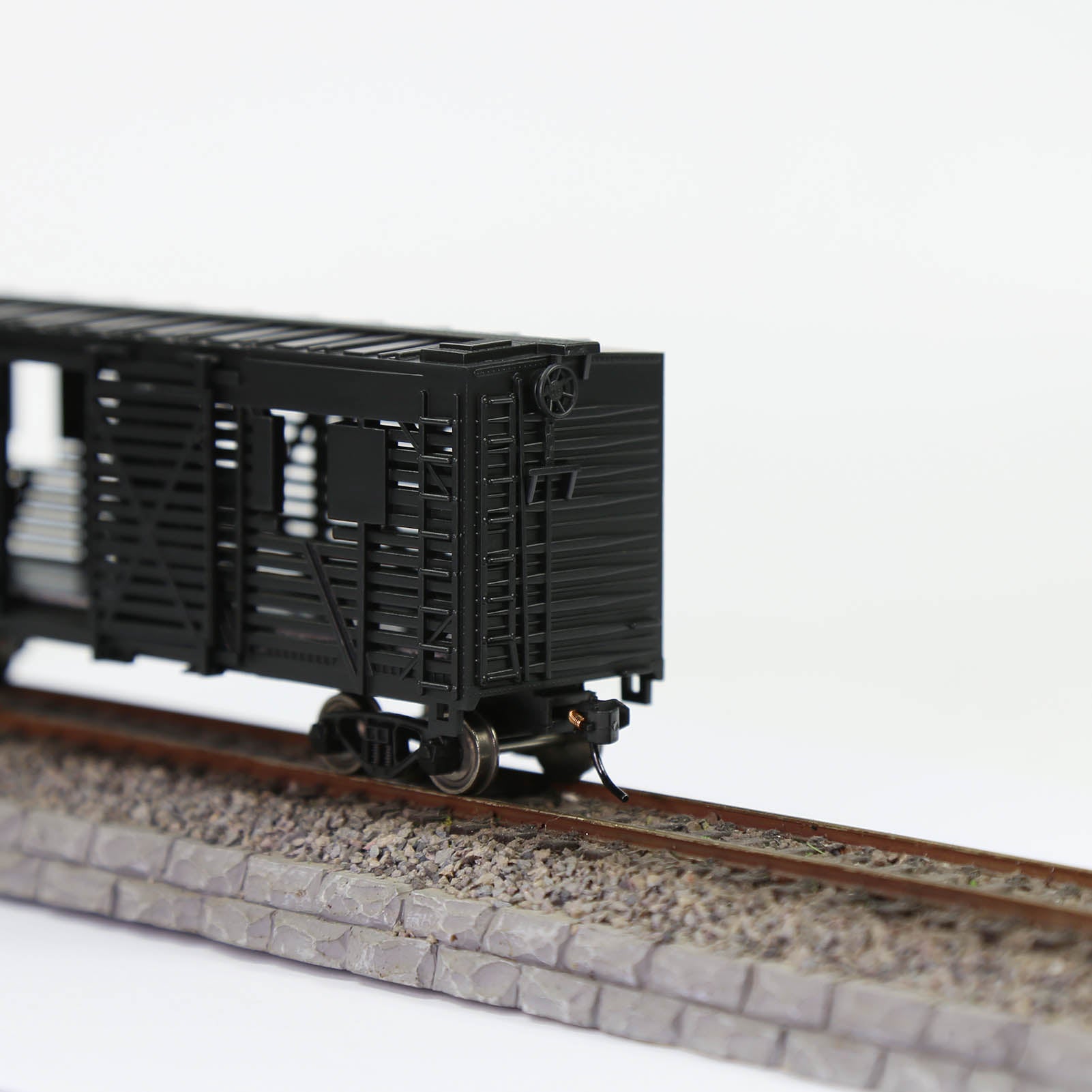 C8767 1 Piece HO Scale 1:87 40' Stock Car Cattle Wagon Painted