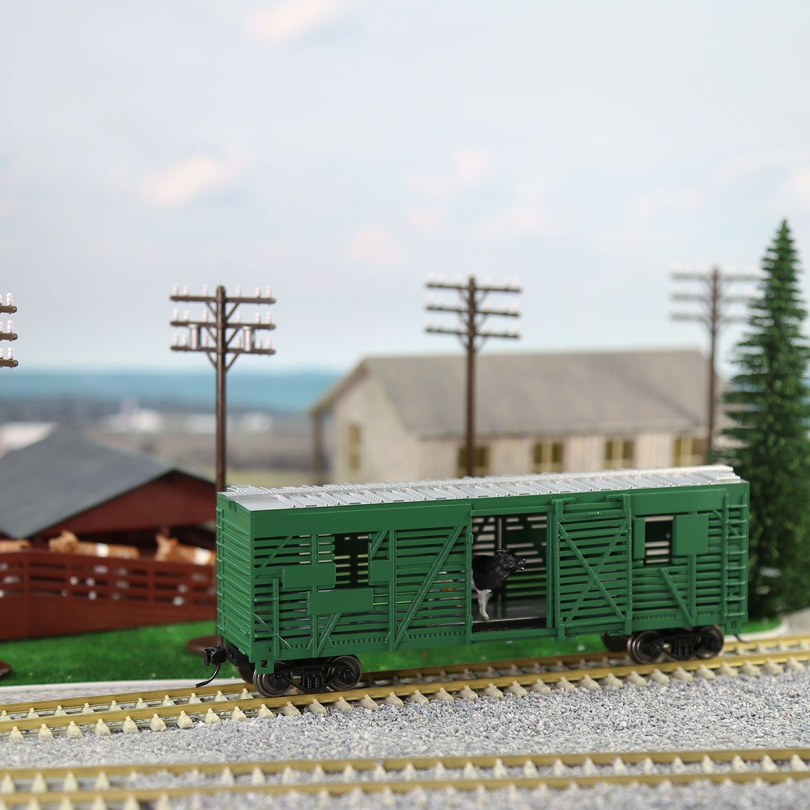 C8767 1 Piece HO Scale 1:87 40' Stock Car Cattle Wagon Painted