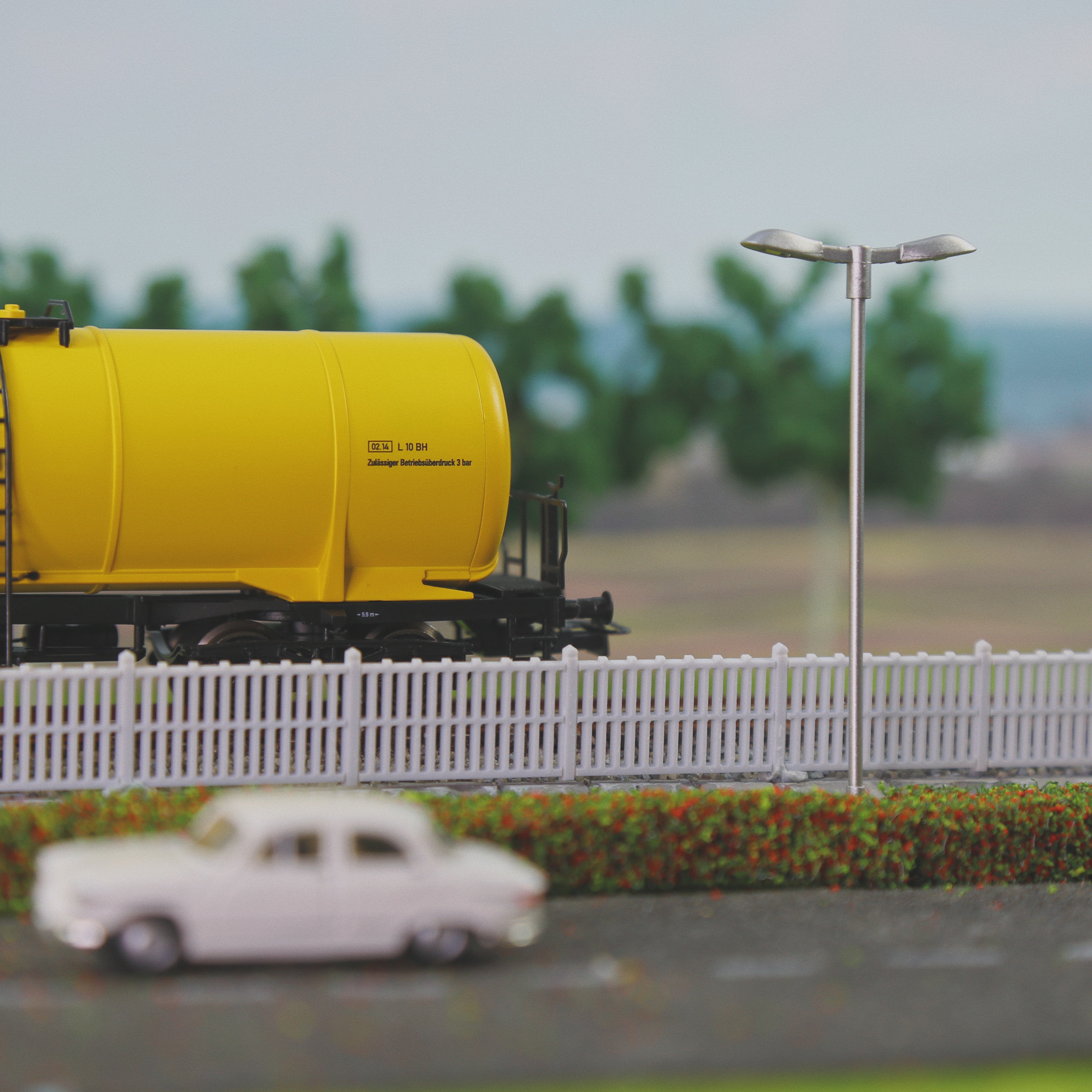 C8768 1 Piece HO Scale 1:87 Oil Tank Car Model Train Tank Wagon