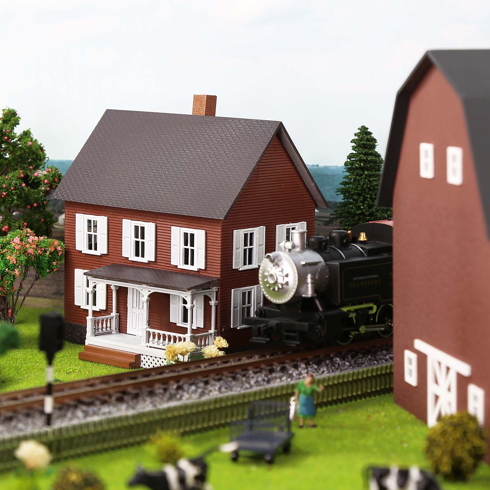 JZ8709 1 Piece HO Scale 1:87 Model Village House with Porch Assembled