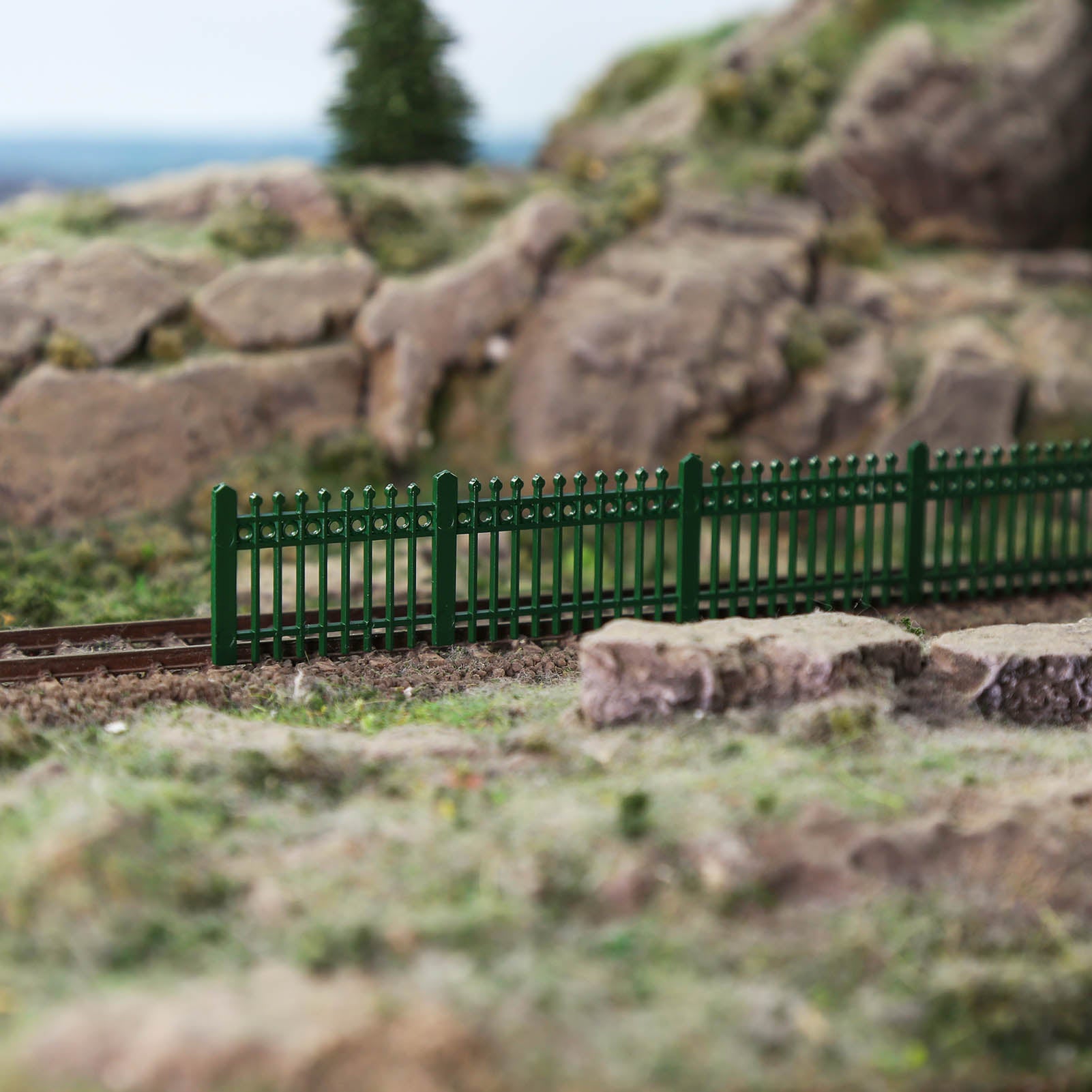 LGHOAH11 HO Scale 1:87 Model Fence with Gates Plastic Fencing with Door Kit