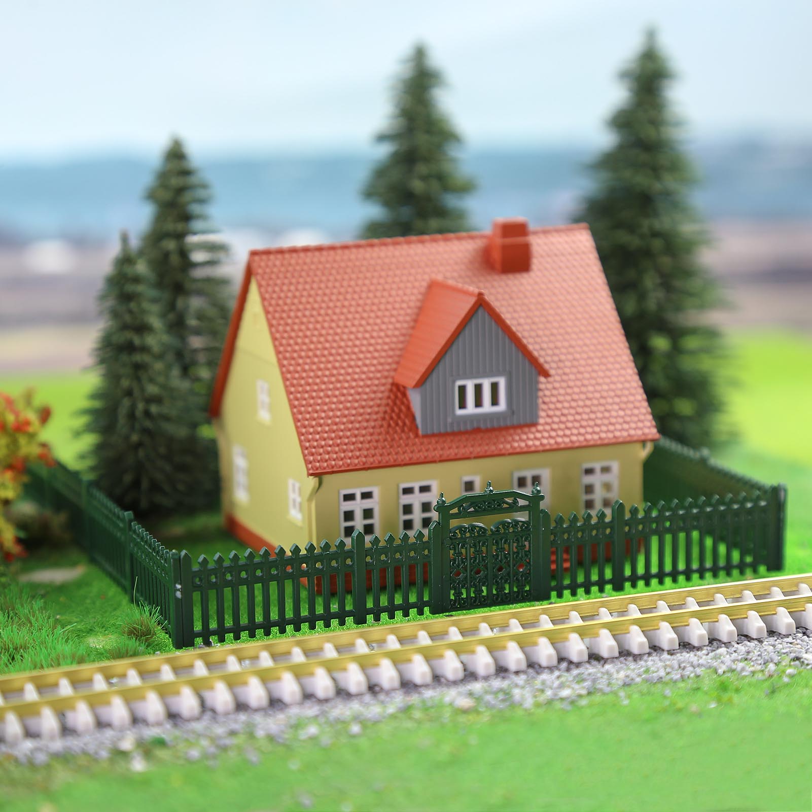 LGN 1 Unit N Scale 1:160 Painted Green Model Fence with Gates Plastic Fencing with Door Kit