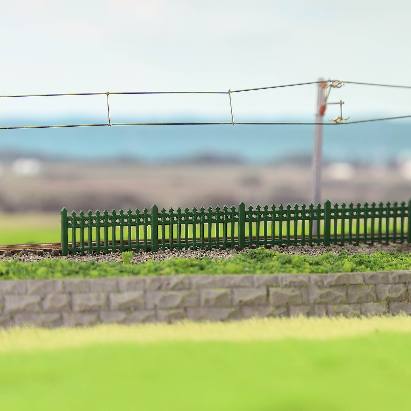 LGN 1 Unit N Scale 1:160 Painted Green Model Fence with Gates Plastic Fencing with Door Kit