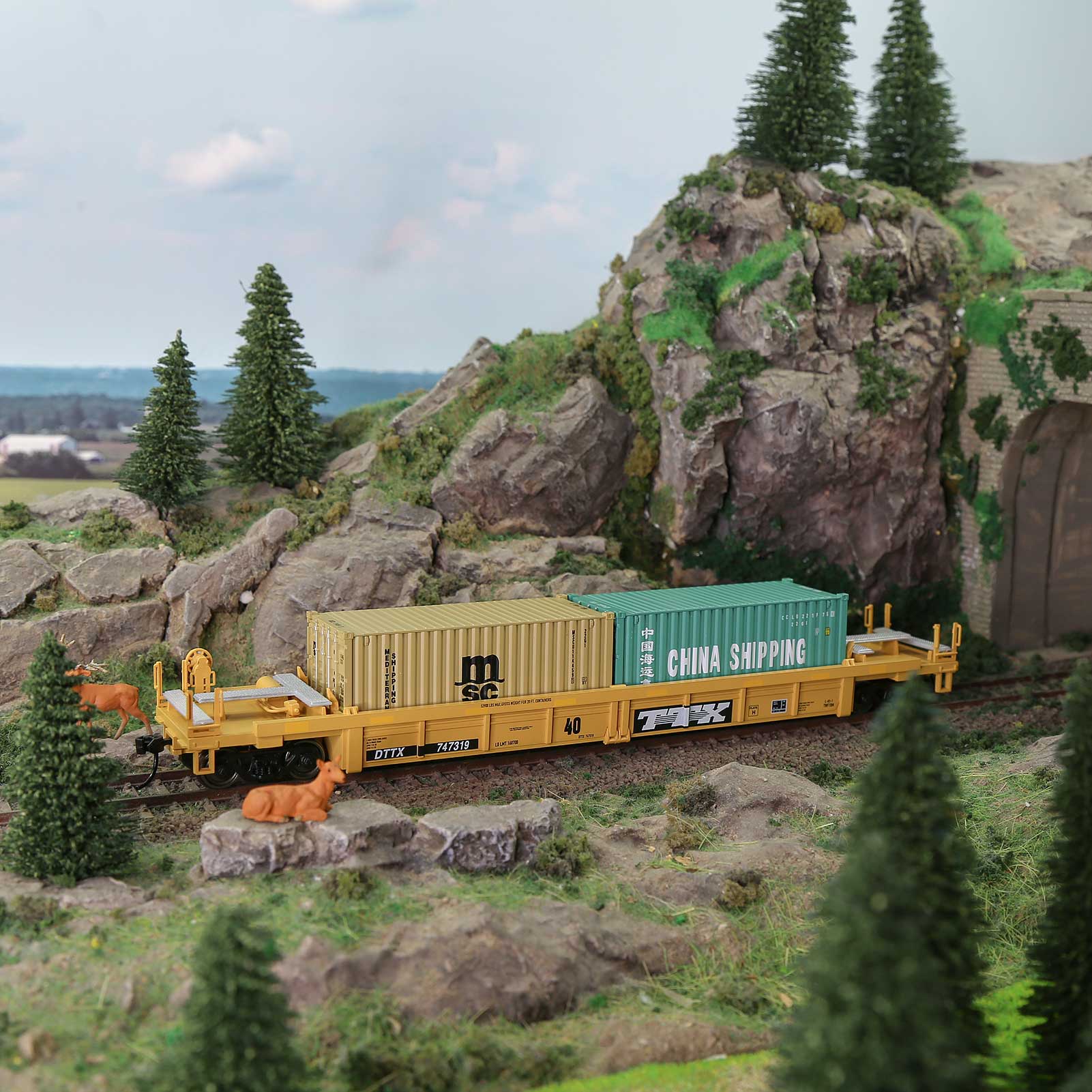 C8749M One Set HO Scale 1:87 40ft Well Car with 40ft or 20ft Container