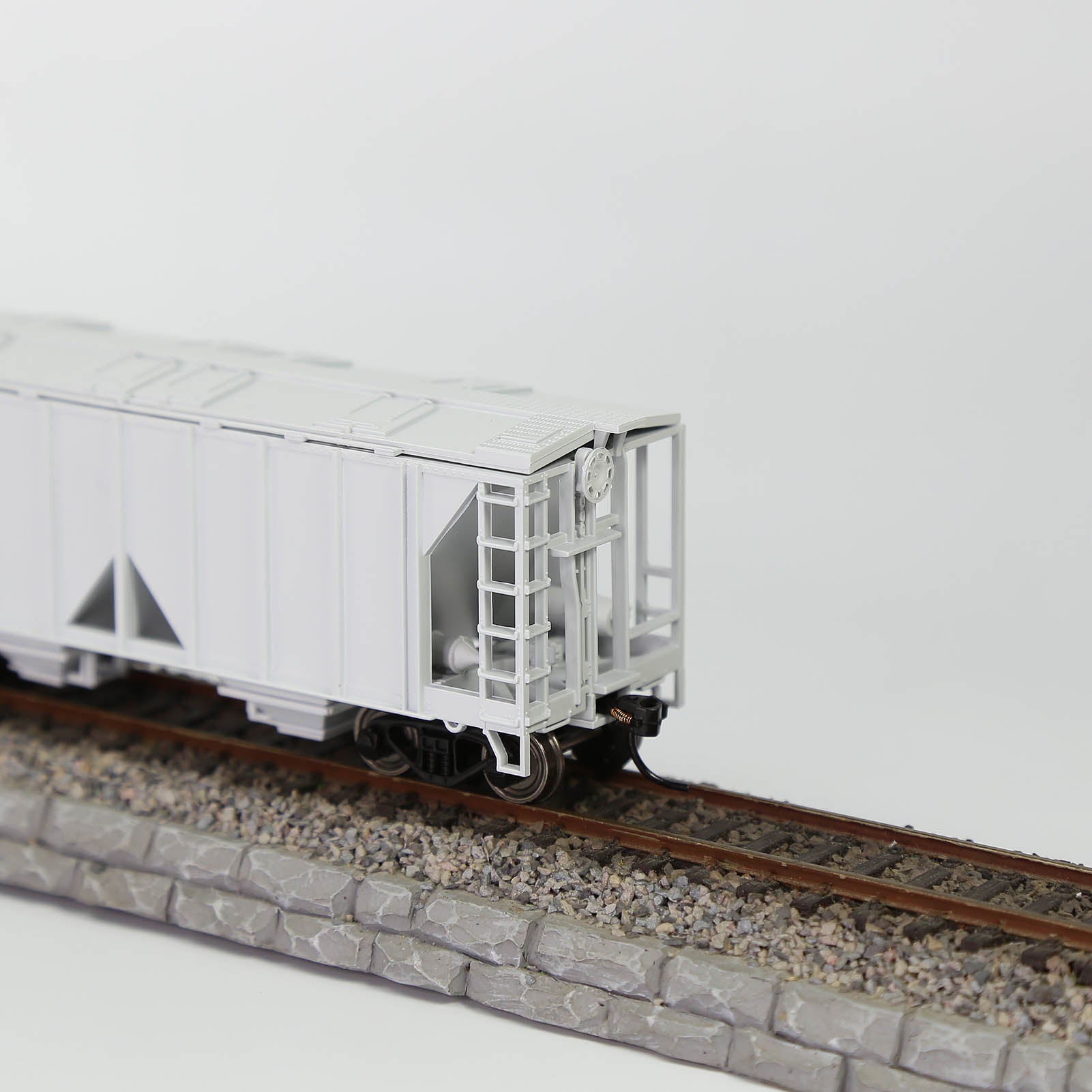 C8760 1pc HO Scale 1:87 Hopper Car Medium Couplers