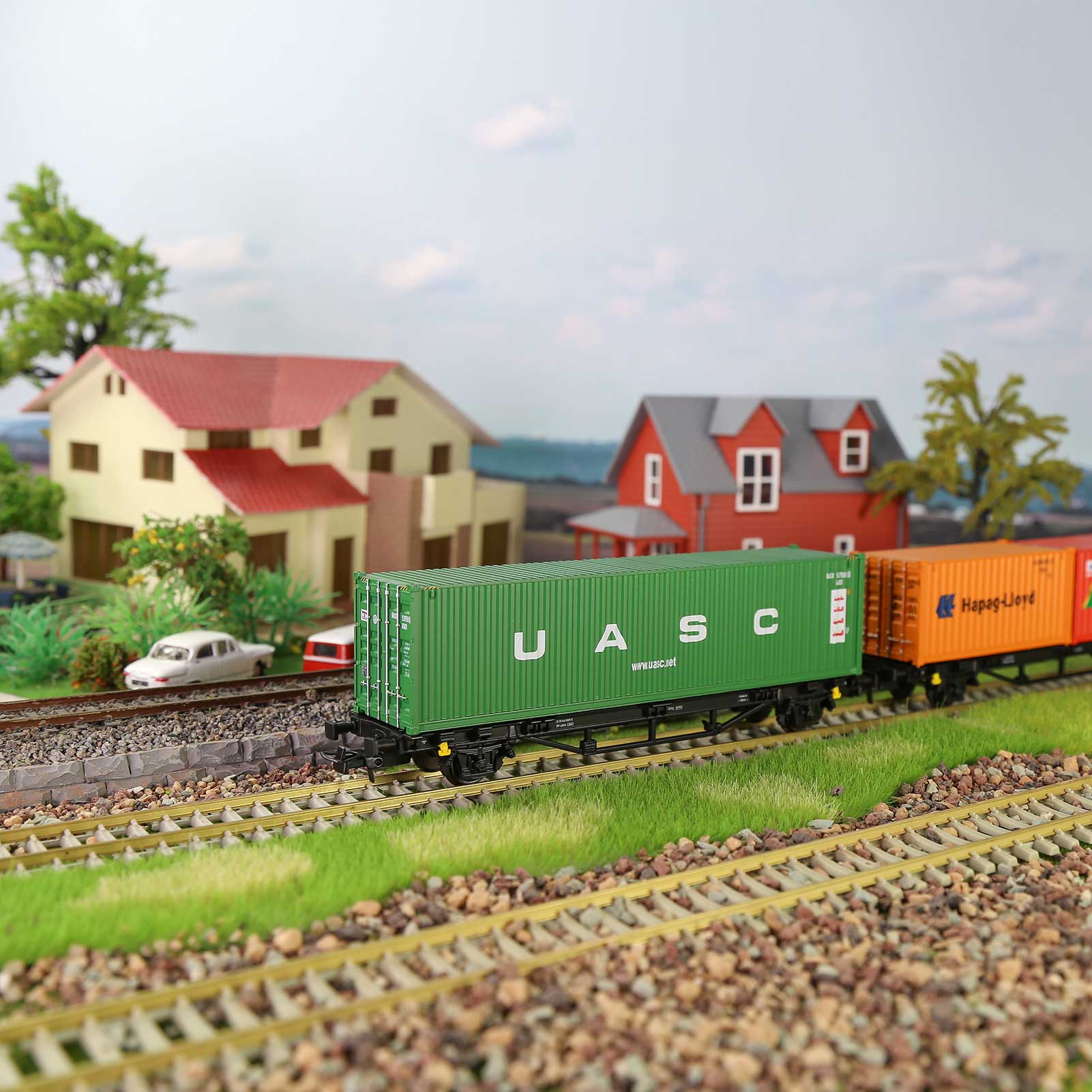 C8761M One set HO Scale 1:87 Model Flat Wagon with Containers