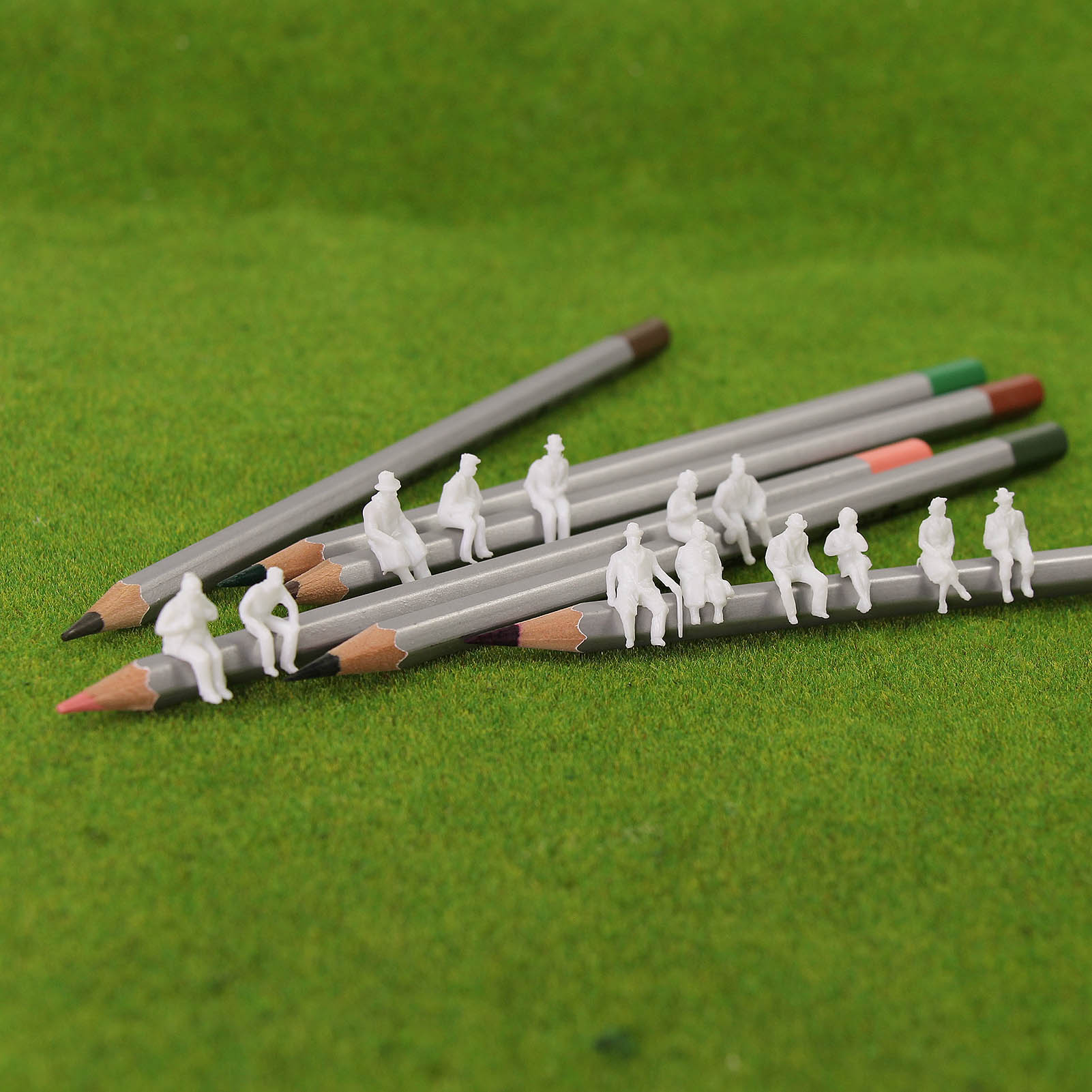 P8706B 100pcs HO Scale 1:87 Sitting Unpainted White Figure