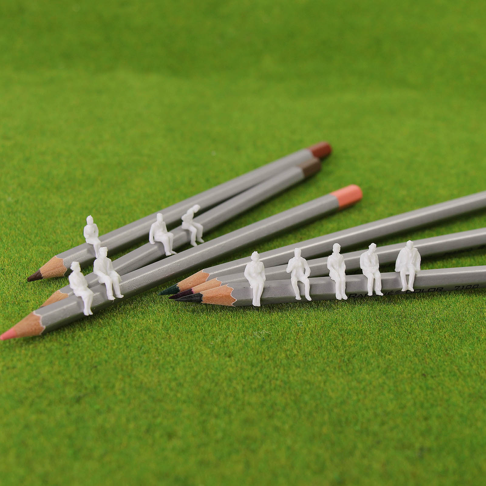 P8706B 100pcs HO Scale 1:87 Sitting Unpainted White Figure
