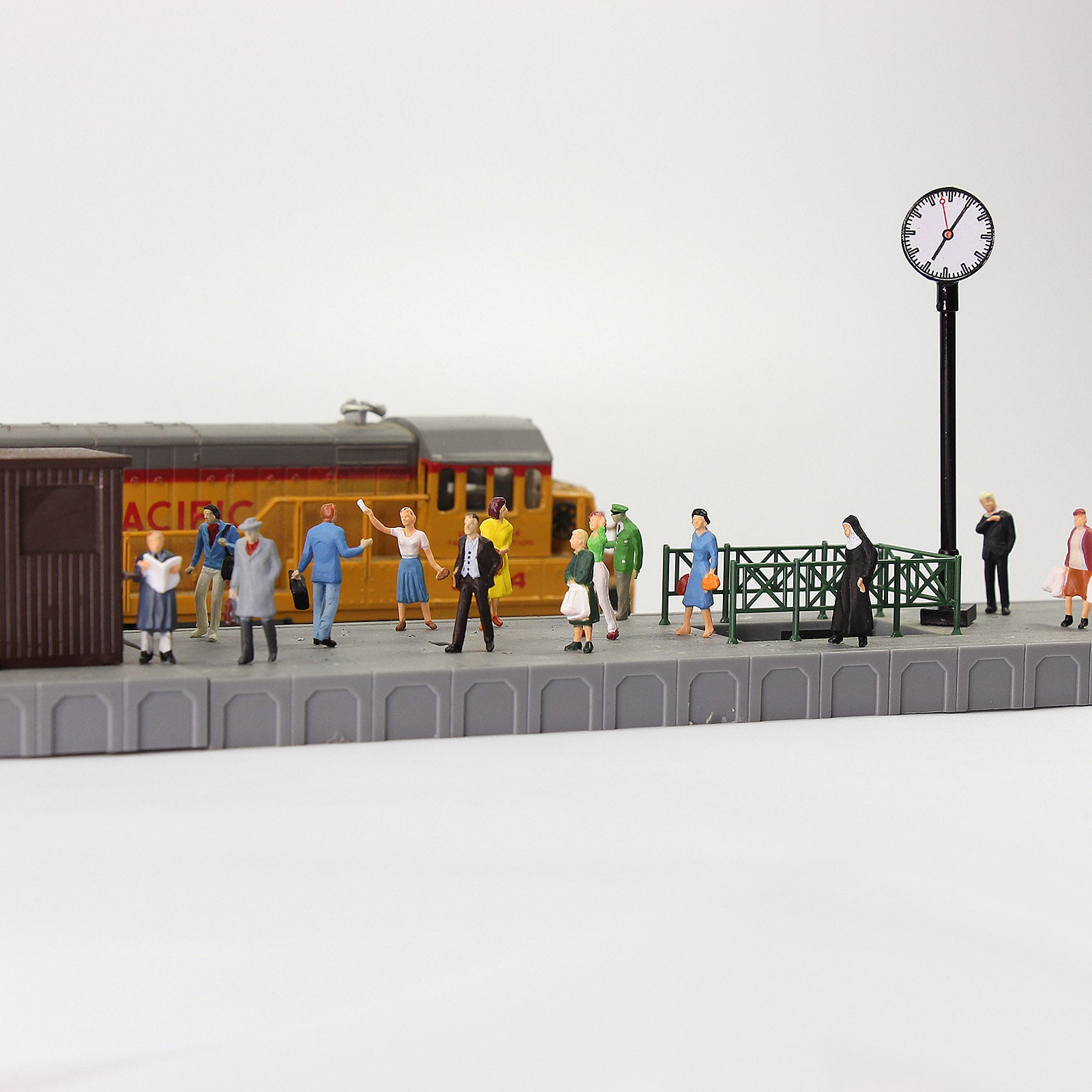 P8721 30pcs HO Scale 1:87 Painted Sitting&Standing Figures