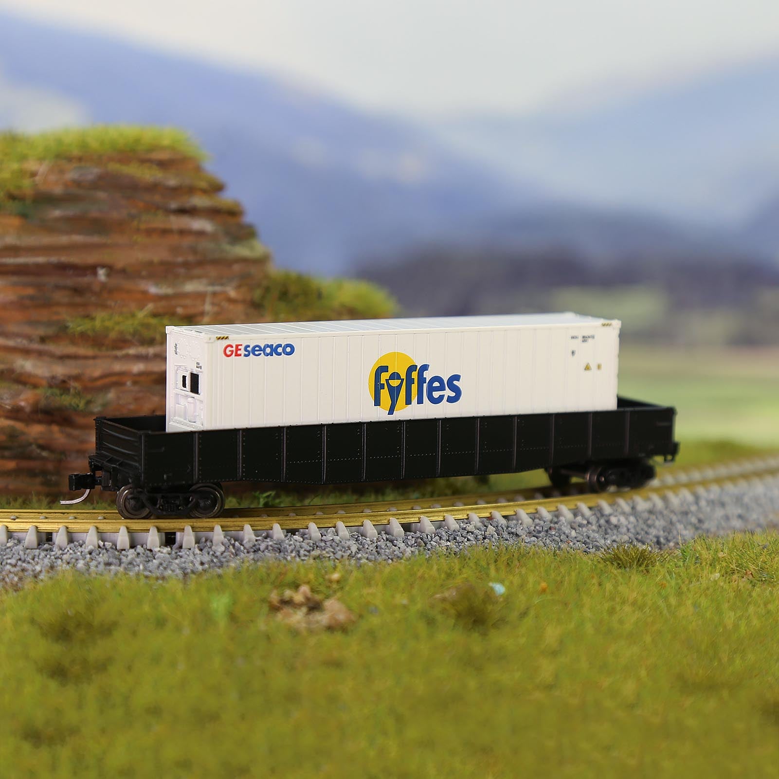C15012 1pc N Scale 1:160 40ft Hi-Cube Reefer Shipping Container