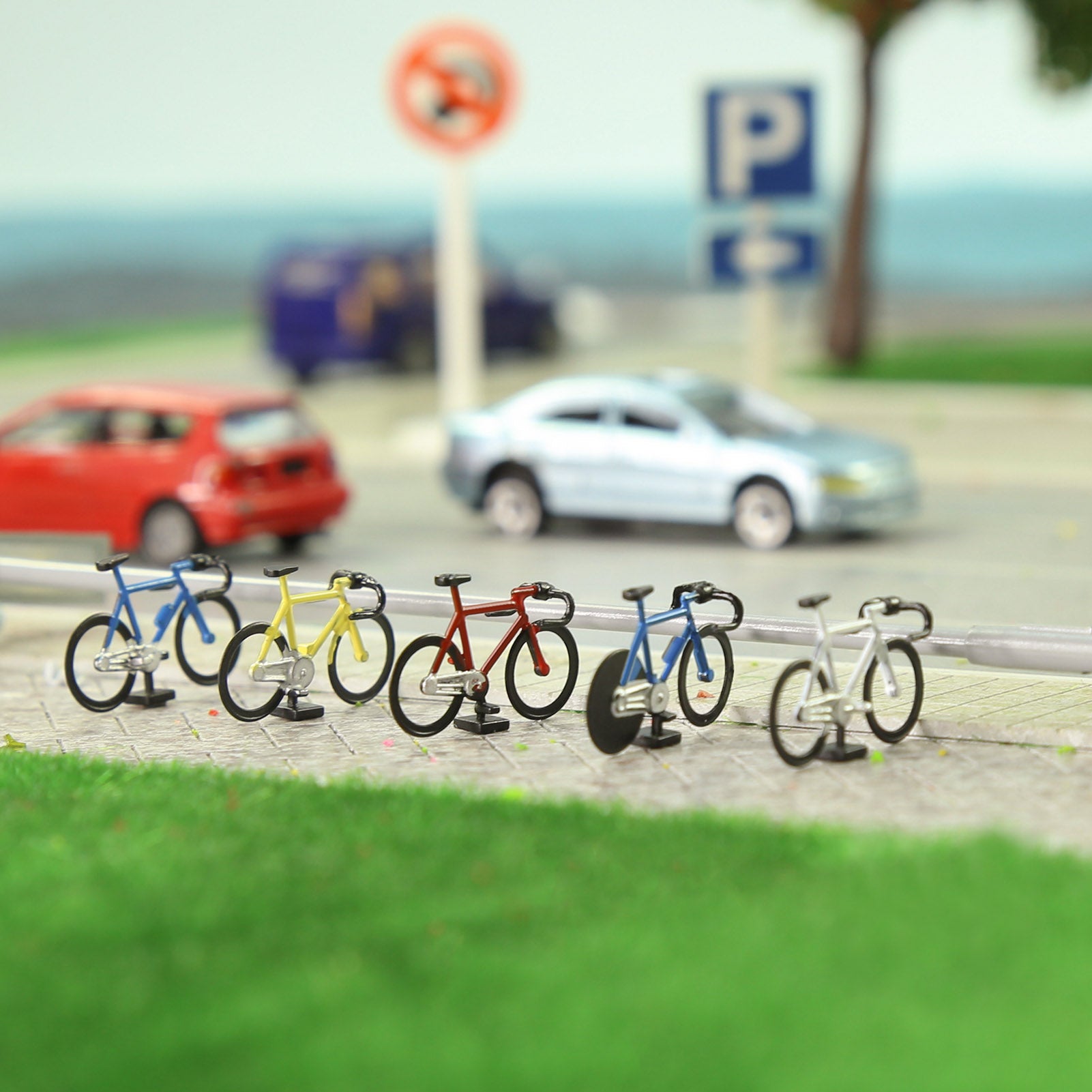 C8702 20pcs Bikes and 4pcs Parking Racks HO Scale 1:87 Bicycles Model Trains Layout