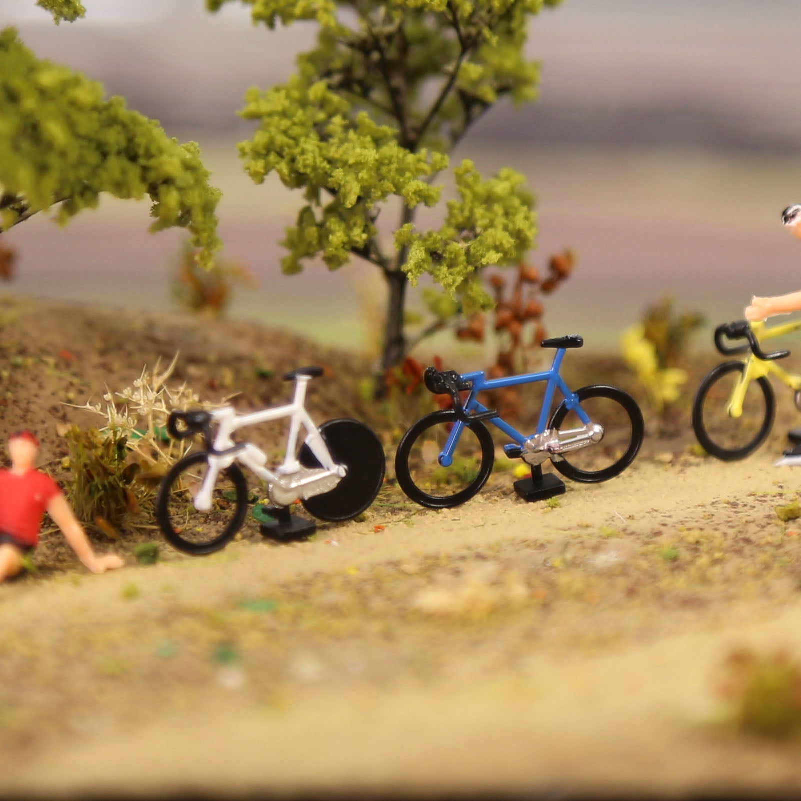 C8702 20pcs Bikes and 4pcs Parking Racks HO Scale 1:87 Bicycles Model Trains Layout