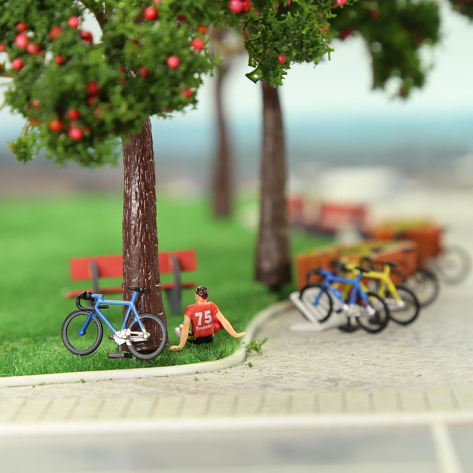 C8702 20pcs Bikes and 4pcs Parking Racks HO Scale 1:87 Bicycles Model Trains Layout