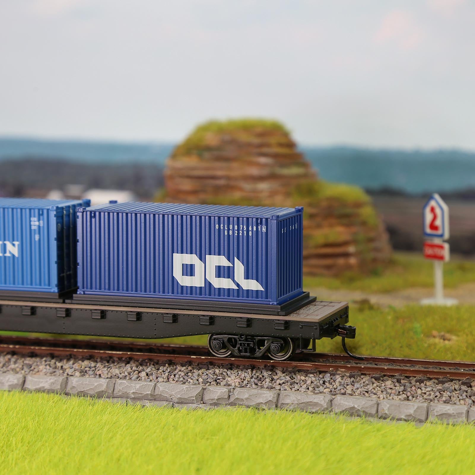 C8726 1pc HO Scale 1:87 20ft Painted Shipping Container