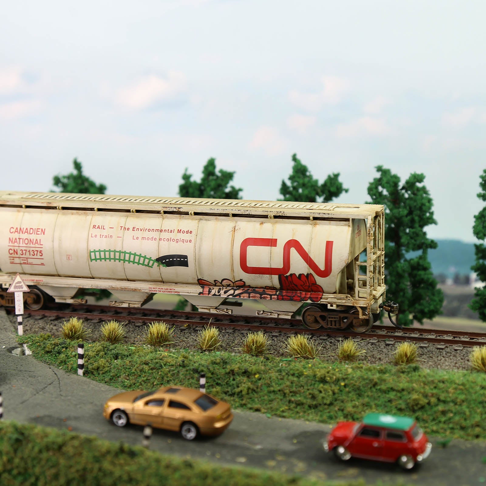 C8744 1 Piece HO Scale 1:87 Cylindrical Covered Grain Hopper Car Rolling Stock