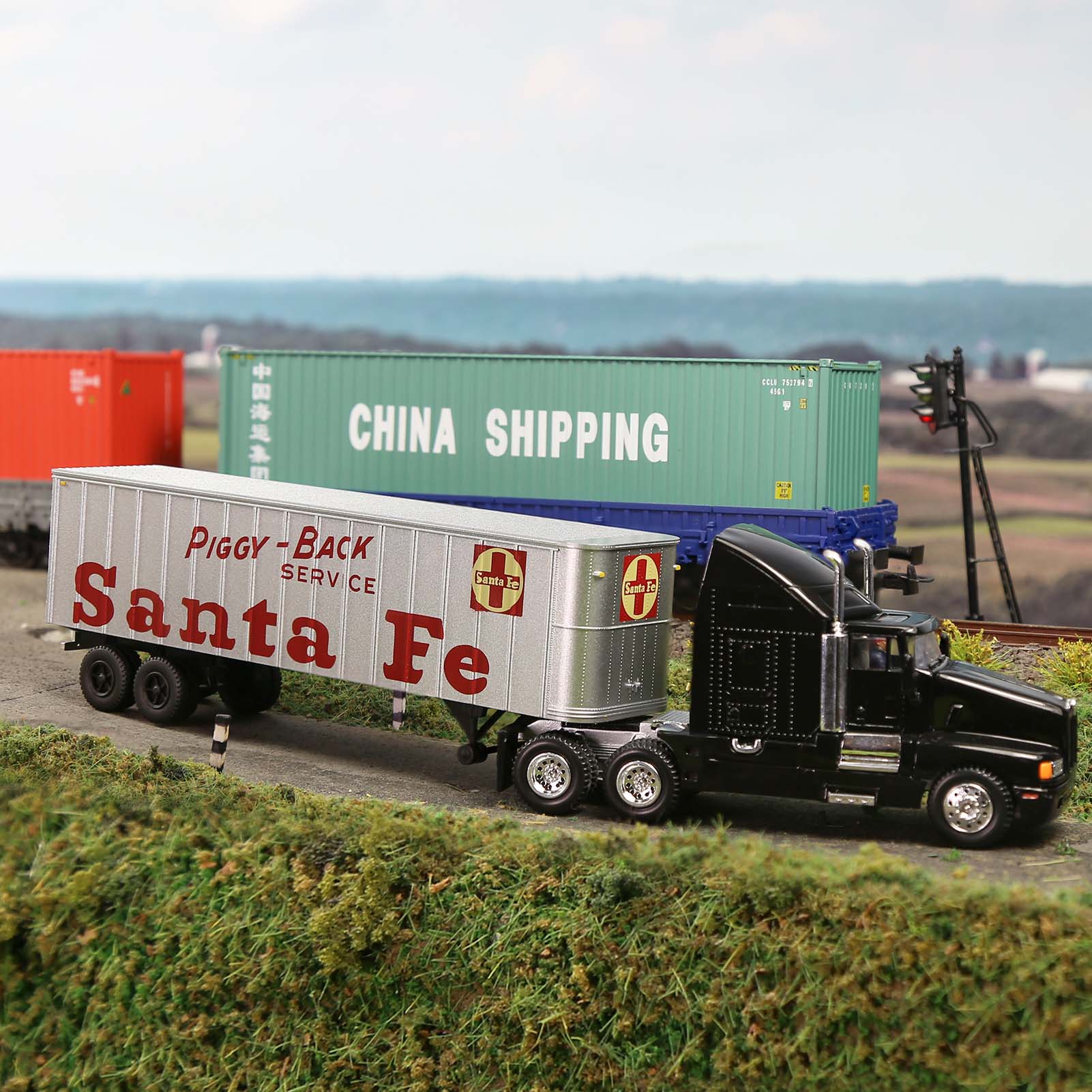 C8766 1 Piece HO Scale 1:87 Model Trailer for Railway Tractor
