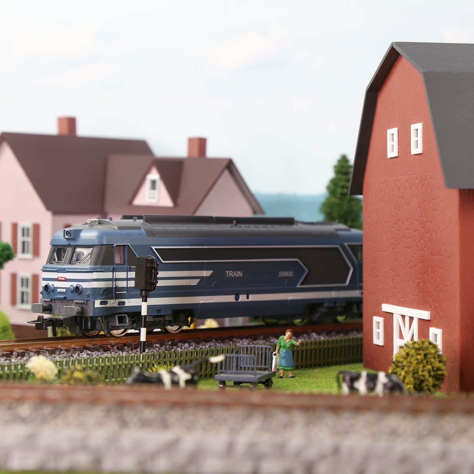 HCT8702 1 Unit HO Scale 1:87  Modern Train Model Railroad Locomotive