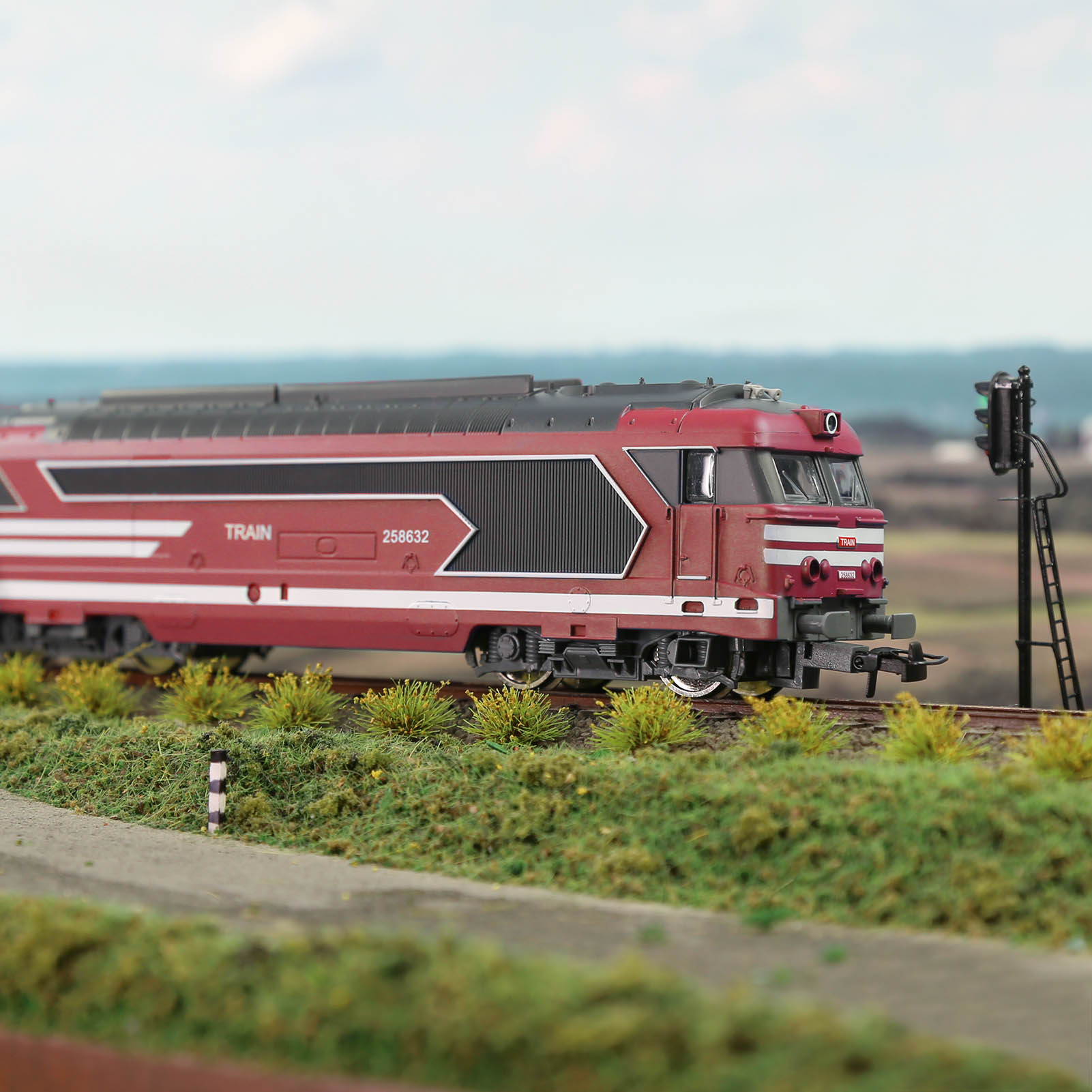 HCT8702 1 Unit HO Scale 1:87  Modern Train Model Railroad Locomotive