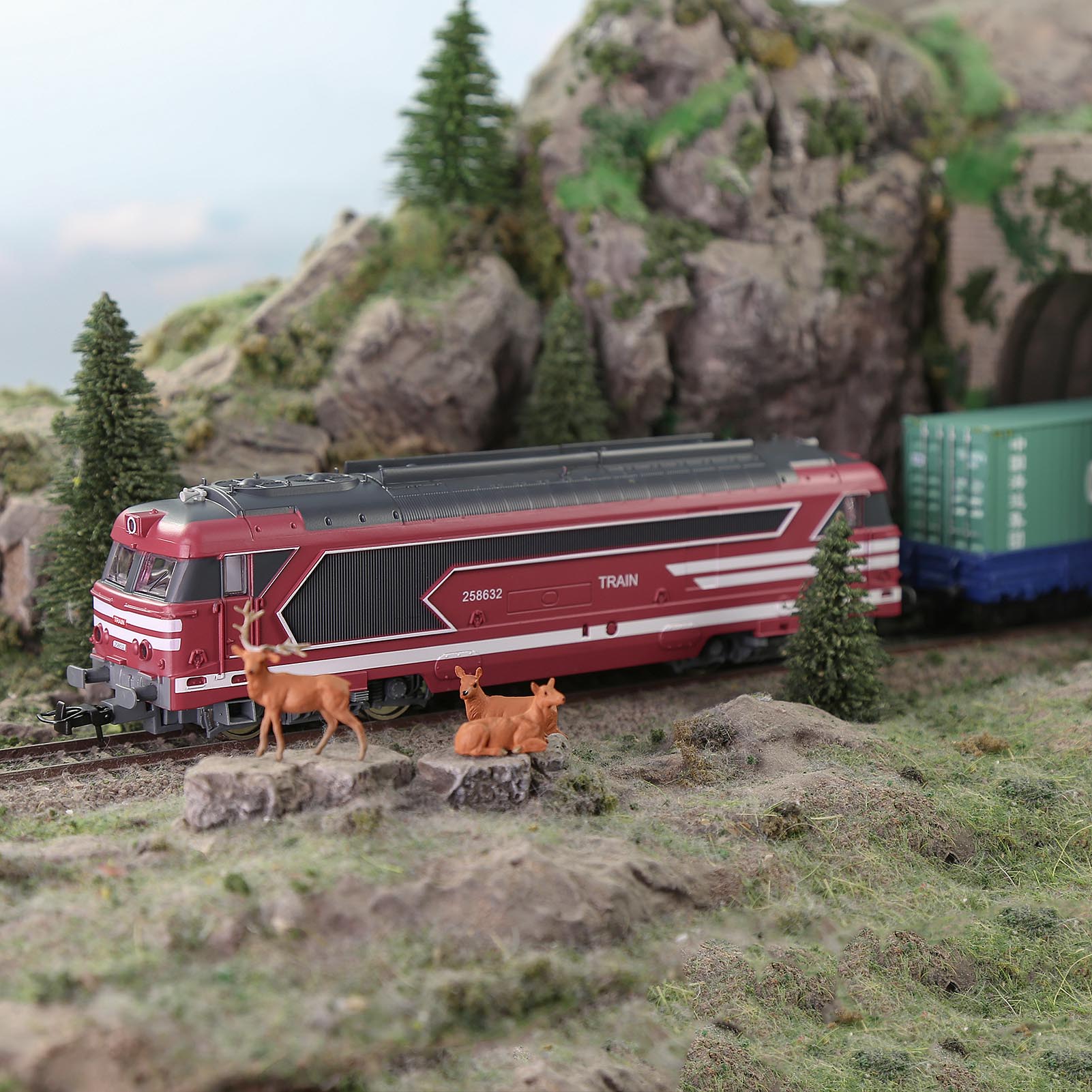 HCT8702 1 Unit HO Scale 1:87  Modern Train Model Railroad Locomotive