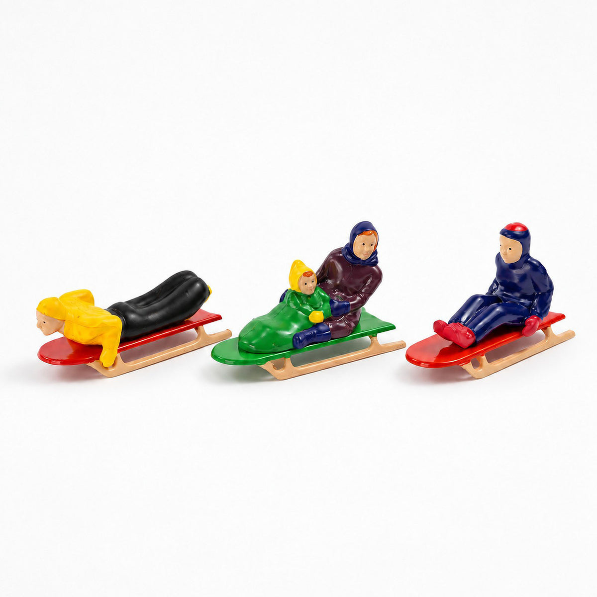 HFPO7056 One Pack O Scale 1:48 People on Sleigh for Winter Holiday Scene Christmas Village