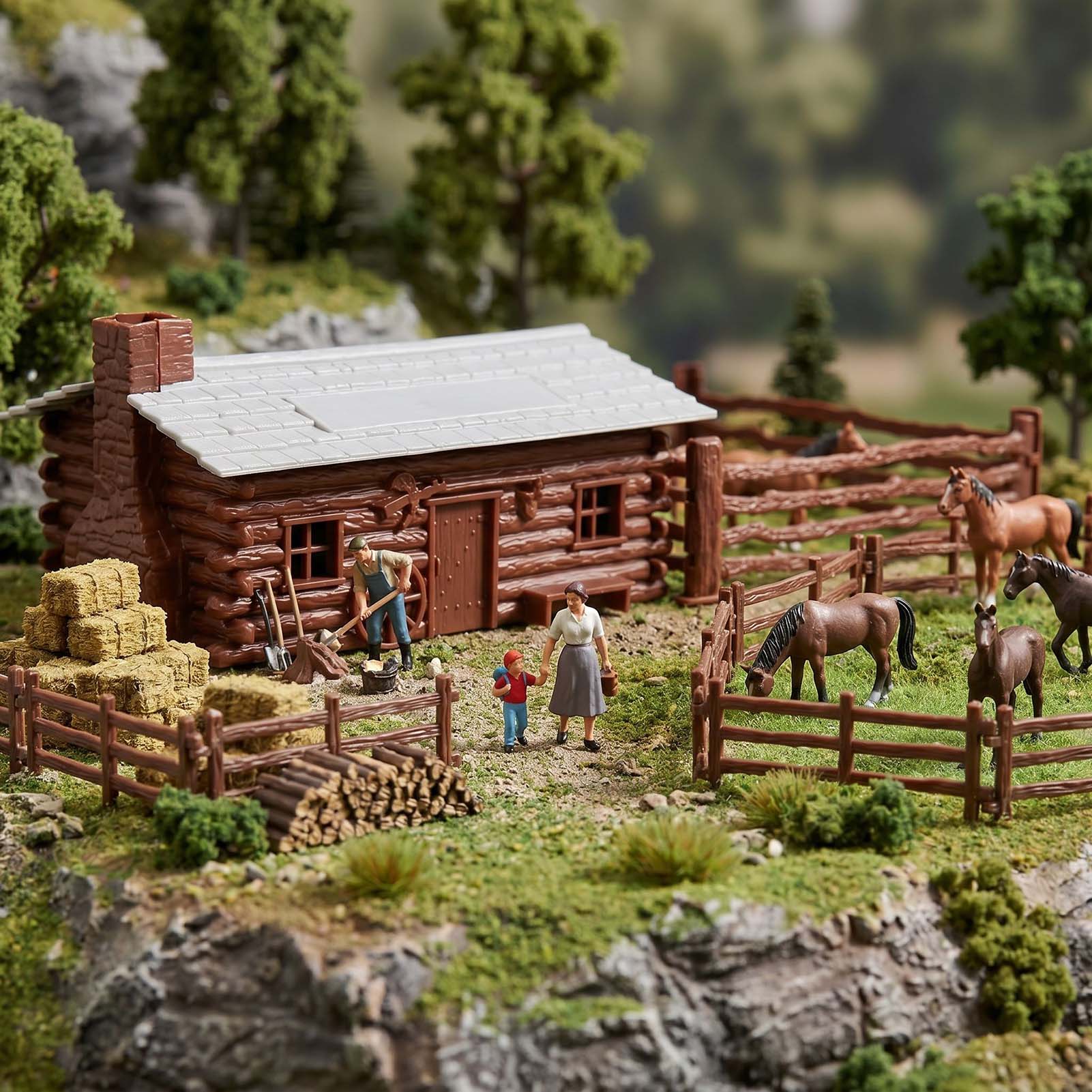 JZO02P 1 Unit O Scale 1:50 Painted Hunter's Log Cabin with Corral for Model Railroad