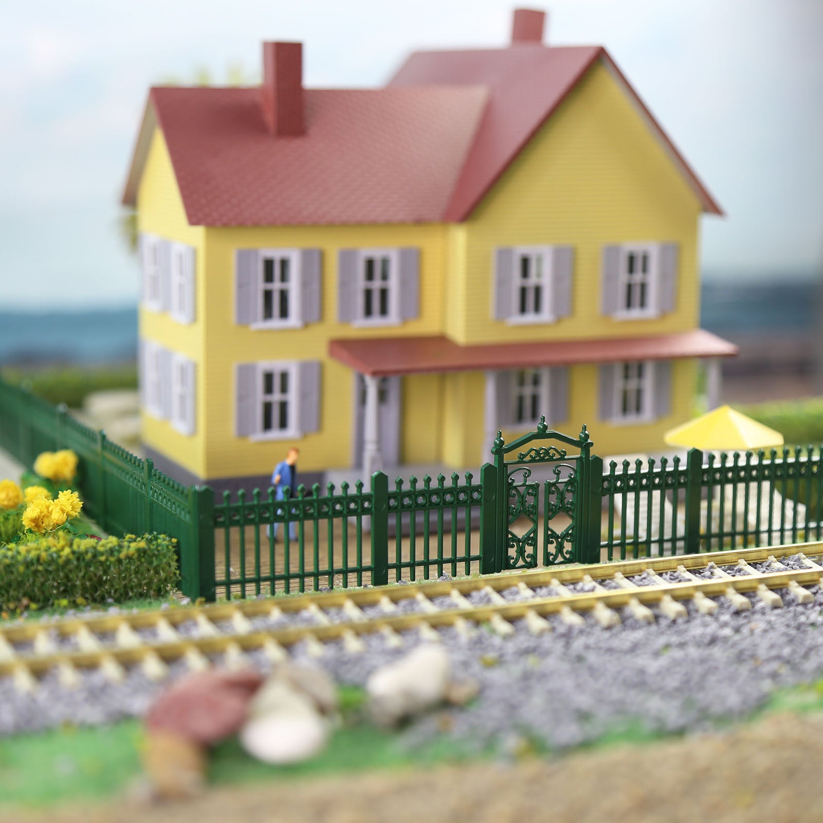 LGHOAH11 HO Scale 1:87 Model Fence with Gates Plastic Fencing with Door Kit