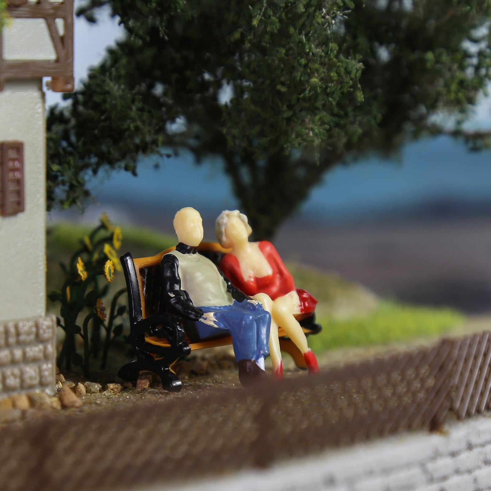 P4804ZY34OB O Scale 1:50 6pcs Seated Figures Painted People with 3pcs Benches