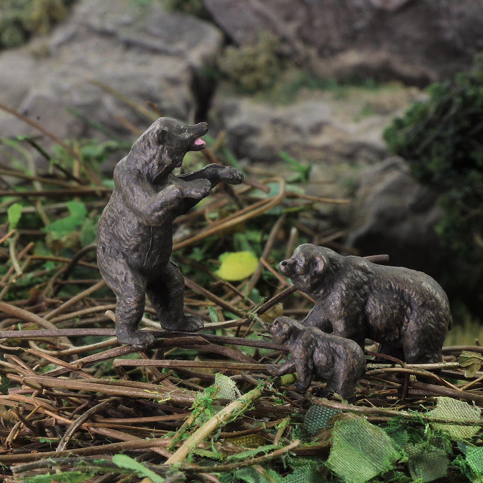 AN8717 12pcs HO Scale 1:87 Bears Family Zoo Wild Animal PVC