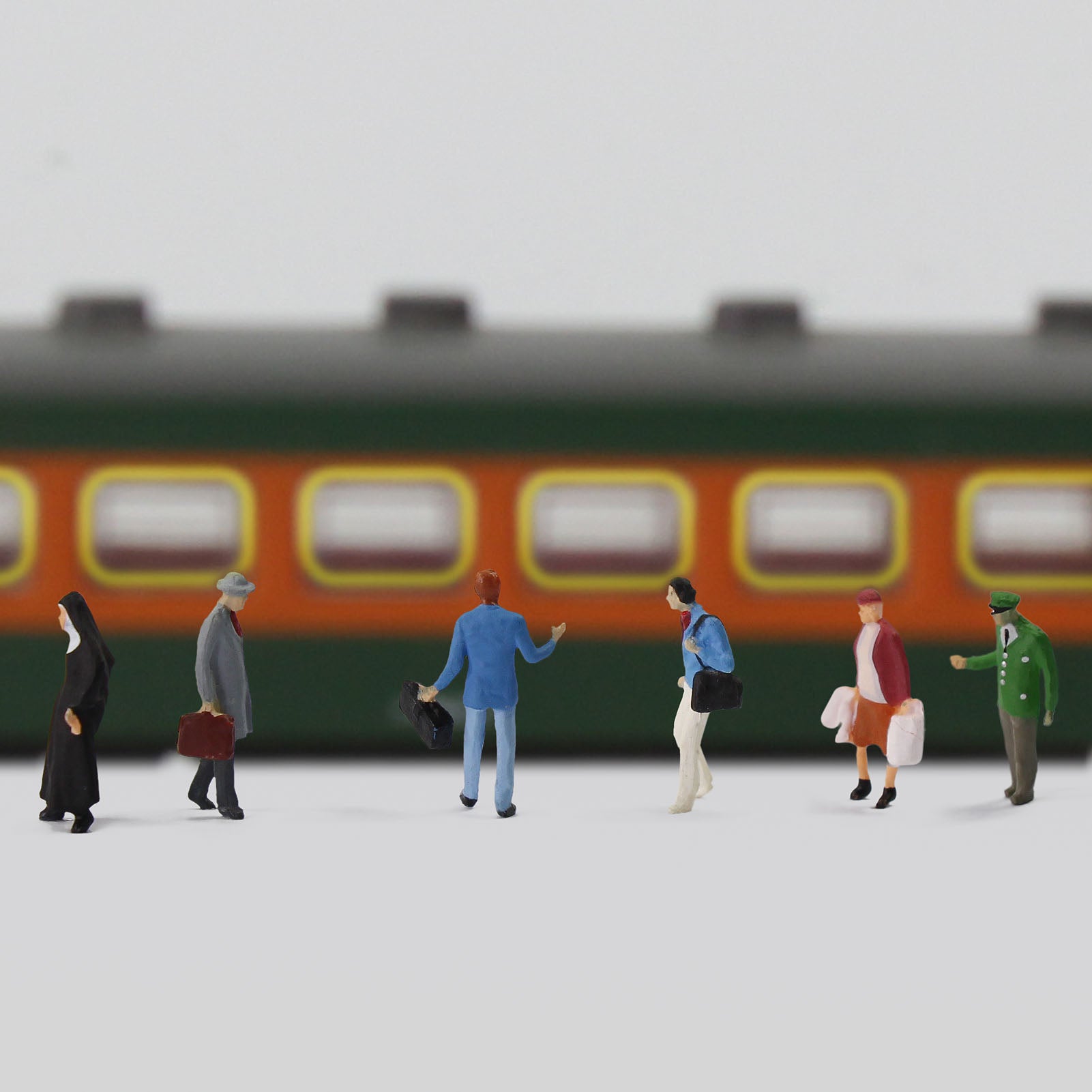 P8721 30pcs HO Scale 1:87 Painted Sitting&Standing Figures